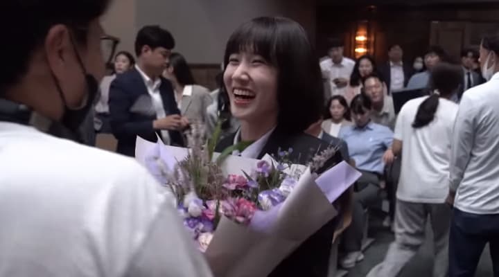 Как актеры прощаются после последней съёмки - Необычный адвокат У Ён У